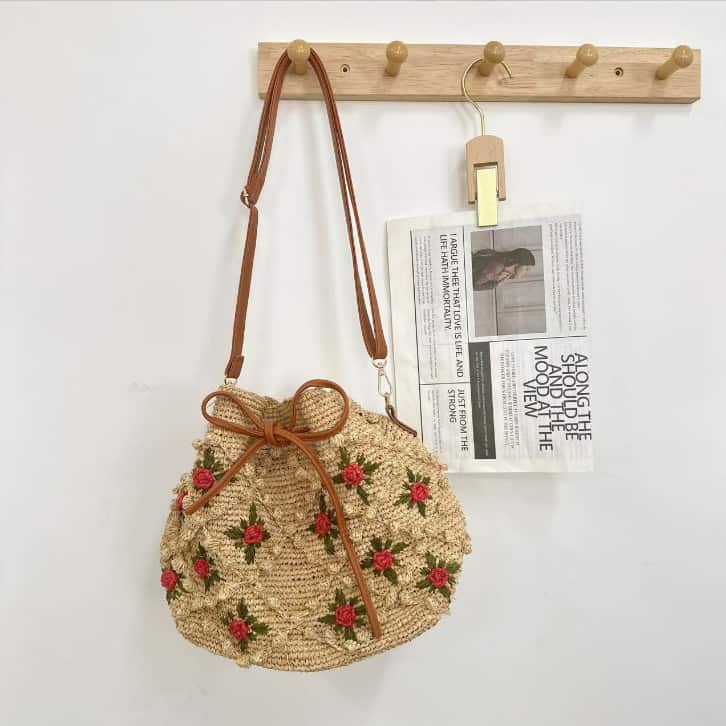 Handwoven natural raffia vacation tote bag