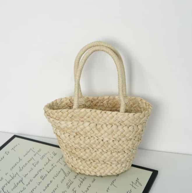 Handwoven natural raffia bag
